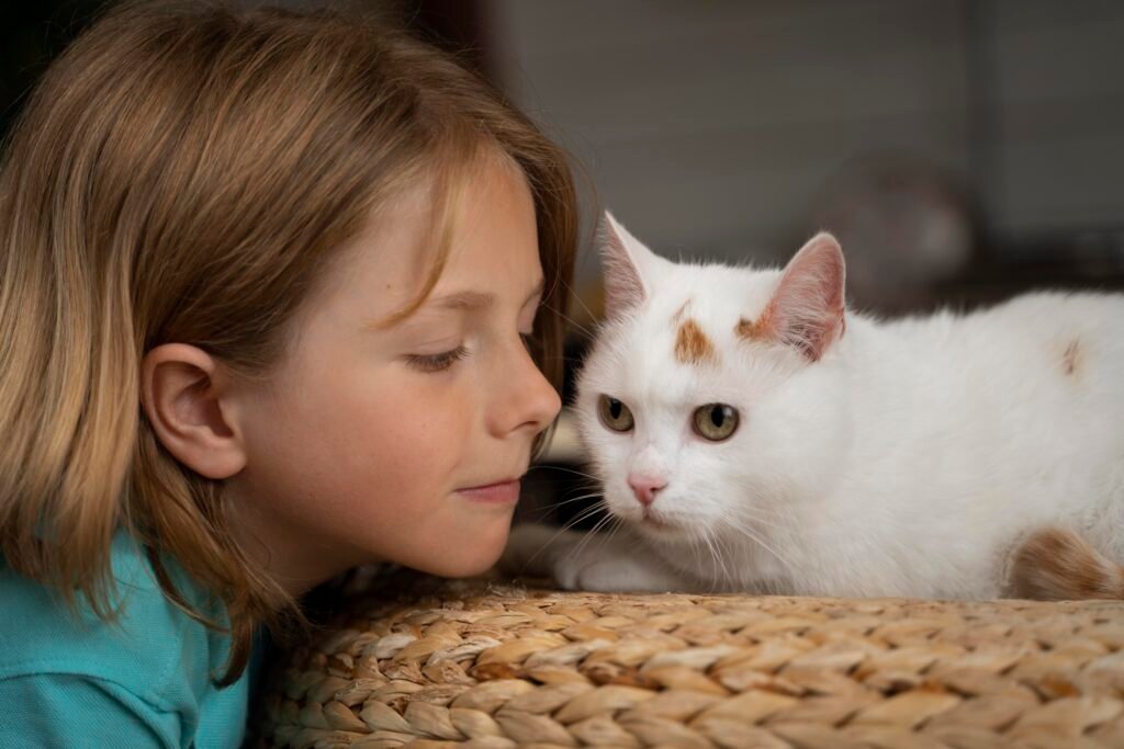 Cute girl with white cat - CattyBatty